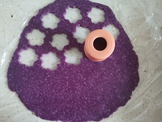 13、紫薯椰蓉饼干,用模具压成花形饼干