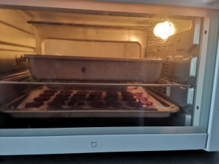 15、紫薯椰蓉饼干,送入预热好的烤箱，上火180度，下火160度，烤15分钟