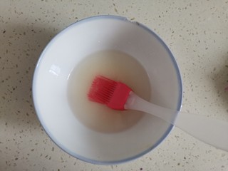 16、紫薯椰蓉饼干,烤好取出来，刷糖水（20克白砂糖，20克水，3克柠檬汁搅拌均匀）