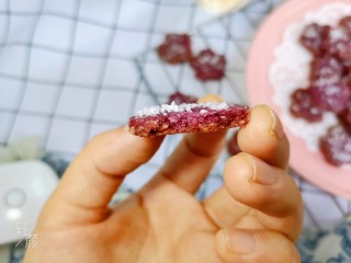 20、紫薯椰蓉饼干,近拍内部