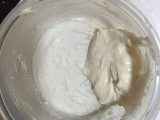 1、黑芝麻椰蓉面包棒,先制作烫种，20克高筋面粉，20克100度热水，混合搅拌均匀后放入冰箱冷藏一夜，或者是晾凉即用，都可以