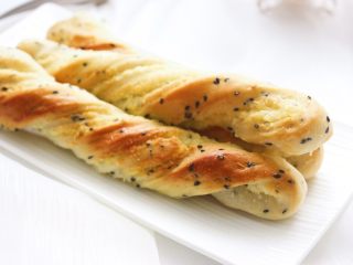 14、黑芝麻椰蓉面包棒,成品图