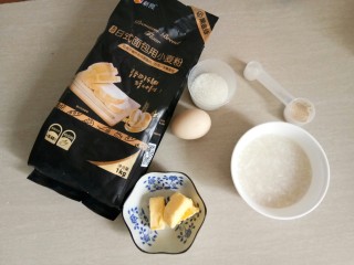 1、超软白米粥吐司,准备好所有材料(白粥选用软稠的那种冷却后再用)