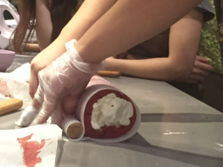 17、红丝绒蛋糕卷,卷蛋糕卷时，利用擀面杖提起油纸往蛋糕中间先压紧，然后擀面杖提到蛋糕卷的前面，一边提最下面的油纸一边用擀面杖向前卷压，最后把油纸拉紧