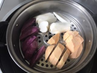 1、多彩芋圆,紫薯，红薯，芋头去皮切小块放蒸锅大火蒸熟，每个的份量稍微多一点，不要正好100克，因为过筛会浪费一些