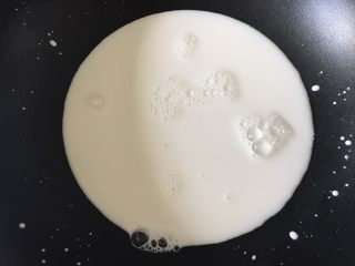 9、多彩芋圆,牛奶250克倒入锅中煮开