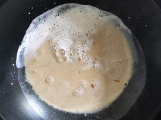 10、多彩芋圆,煮开后加入红茶水再次煮开，煮好也过筛一下，因为煮过的牛奶会有层皮，放凉后放冰箱冷藏，不喜欢凉的就不需要冷藏啦，凉的，常温的，热的都好吃，哈哈????，这个奶茶有一大碗，吃不完的减半做哈