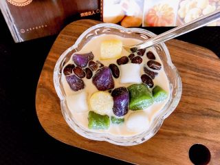 14、多彩芋圆,好啦，放上密豆跟芋圆，倒入奶茶，淋上炼乳，炼乳要多少根据自己的口味来放哈