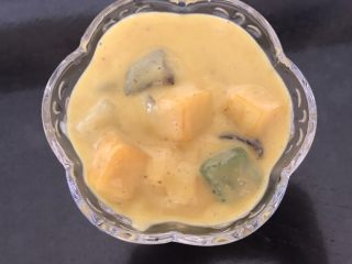 16、多彩芋圆,还可以这样吃，芒果加椰奶打成糊，再来点芒果丁，这个味道更适合小盆友吃哦，儿子不停的说好吃