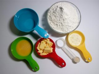 1、椰蓉花环面包,准备好各项食材。