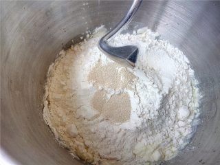 2、椰蓉花环面包,把面团部分中除黄油以外的所有材料称量好，放入容器中。