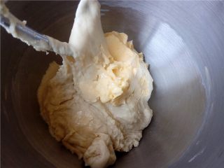 4、椰蓉花环面包,加入黄油继续揉至扩展阶段。 
