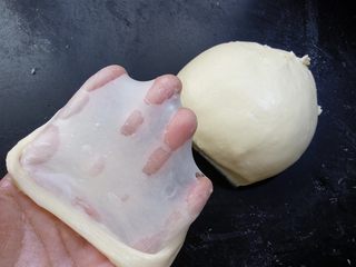 5、椰蓉花环面包,这时可以拉出较为结实的半透明薄膜。