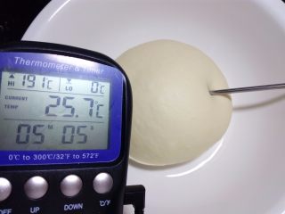 6、椰蓉花环面包,揉好的面团盖保鲜膜放在温暖处进行基础发酵。