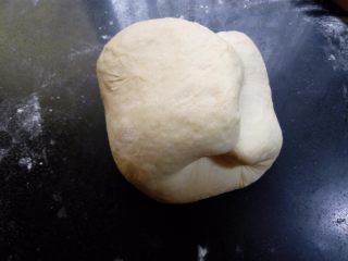 8、椰蓉花环面包,再左右各三分之一处向内对折，以增加面团表面张力，然后滚圆。