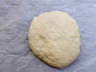 9、椰蓉花环面包,将其轻压成厚的面片。