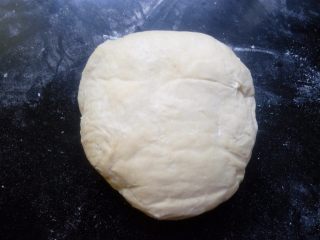 10、椰蓉花环面包,放入冰箱冷冻松弛20分钟.