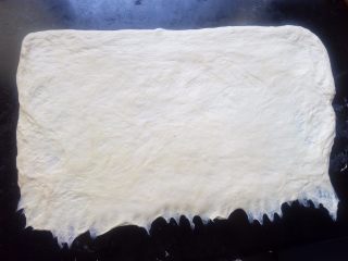 12、椰蓉花环面包,压薄底边。