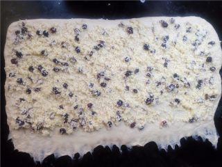 13、椰蓉花环面包,用在面片上均匀抹上椰蓉蔓越莓馅，窄边的最末端不抹，因为沾上油就不好收口了。