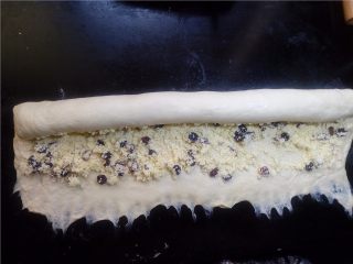14、椰蓉花环面包,从窄边慢慢卷起呈细长圆筒形状。