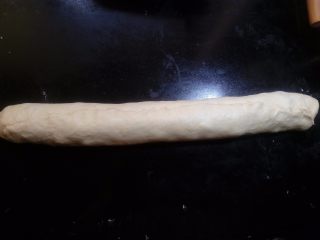 15、椰蓉花环面包,捏紧最后收口处。接口朝下，稍微压扁一些。