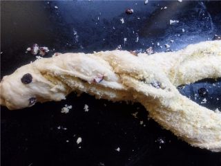 17、椰蓉花环面包,像拧麻花一样，把两条边交叉拧在一起，切口面向上。