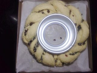 18、椰蓉花环面包,中间放蛋糕模是为了在发酵过程中保持住形状。