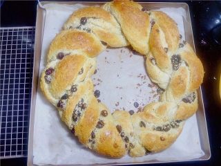 20、椰蓉花环面包,24.出炉后立刻拎着两端油纸放于晾架上，再抽出底部油纸。