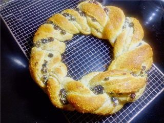 21、椰蓉花环面包,晾凉后用保鲜袋密封保存。