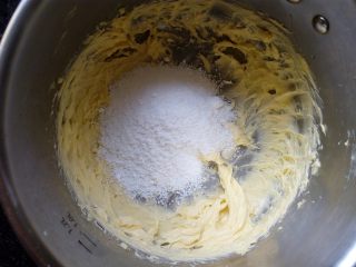 22、椰蓉花环面包,加入细砂糖，打至颜色变浅。