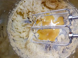 23、椰蓉花环面包,分二、三次加入蛋液打匀。