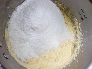 24、椰蓉花环面包,加入椰蓉拌匀。
