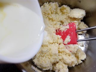 25、椰蓉花环面包,加入牛奶拌匀。（也可以用蛋液来调整馅的湿度）