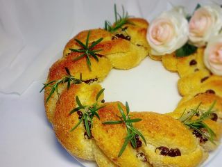 27、椰蓉花环面包,节日的时候，可以做个花环面包来应个景儿。