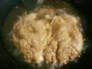 7、香酥炸鸡排,炸至金黄即可。用漏勺捞出沥油，也可用厨房吸油纸吸取表面多余的油脂。