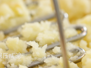 3、芝士土豆球,将土豆块压成土豆泥