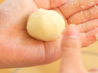 6、芝士土豆球,将土豆泥搓成球形