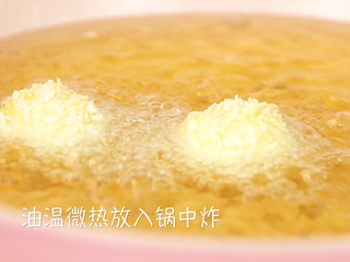11、芝士土豆球,锅中倒油，油温微热后就放入锅中烹炸