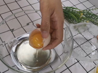 1、虎皮蛋糕卷,先来做蛋糕体部分，首先分离蛋黄和蛋白