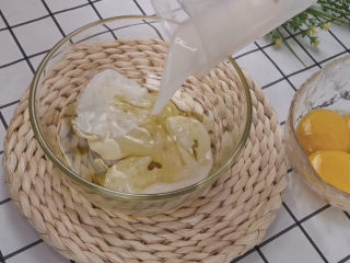 2、虎皮蛋糕卷,取一个碗，把牛奶和玉米油混合