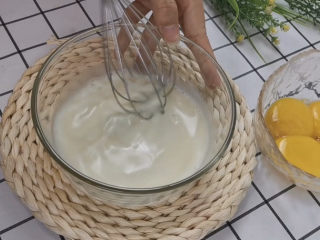 3、虎皮蛋糕卷,搅拌到看不到油星，也就是完全乳化的状态，再进行下一步