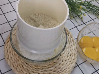 4、虎皮蛋糕卷,筛入低筋面粉，Z字型搅拌，避免面粉起筋