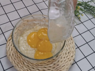 5、虎皮蛋糕卷,倒入蛋黄（4个）大概65克