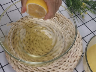7、虎皮蛋糕卷,接下来打发蛋清，蛋清中加几滴柠檬汁去腥，酸性也可以帮助打发
