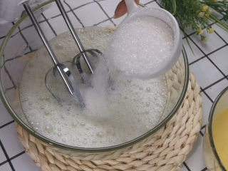 8、虎皮蛋糕卷,45克砂糖分三次加入打发，你觉得麻烦，一次性加入打发也是可以的