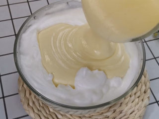 11、虎皮蛋糕卷,再倒回蛋白中，翻拌均匀，蛋糕液就完成了