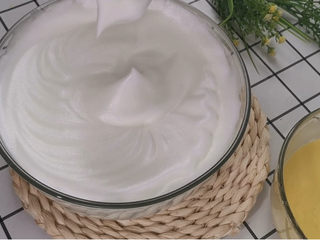 9、虎皮蛋糕卷,打发至有纹路，提起有这样的小尖勾，且不会滴落就可以了