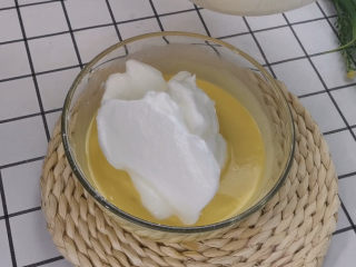 10、虎皮蛋糕卷,取三分一蛋白入蛋黄糊中，翻拌均匀