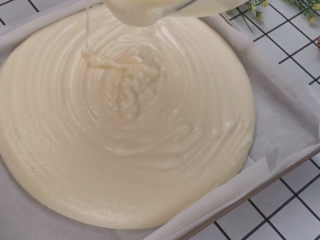 12、虎皮蛋糕卷,倒入铺好油纸的烤盘中