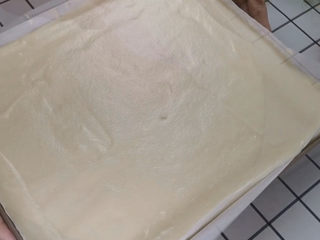 13、虎皮蛋糕卷,抹平，震出大气泡，送入预热好的烤箱，150度烤45.到50分钟